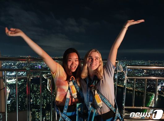 7일 서울 잠실 롯데월드타워 123층 534m 높이 루프탑 전망대 앞에서 크리에이터 조민근씨(왼쪽)가 기념 촬영을 하고 있다.2020.8.7/뉴스1© 뉴스1 최동현 기자