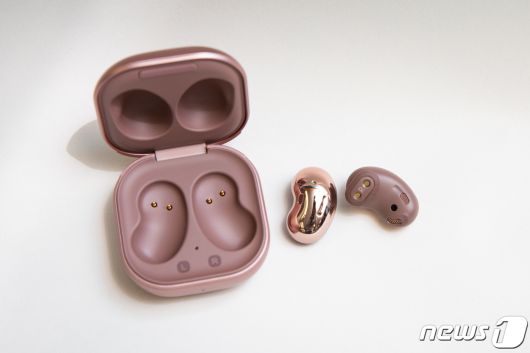 삼성전자가 지난 5일 온라인 '삼성 갤럭시 언팩 2020' 행사에서 공개한 '갤럭시 버즈 라이브'. © News1 유승관 기자