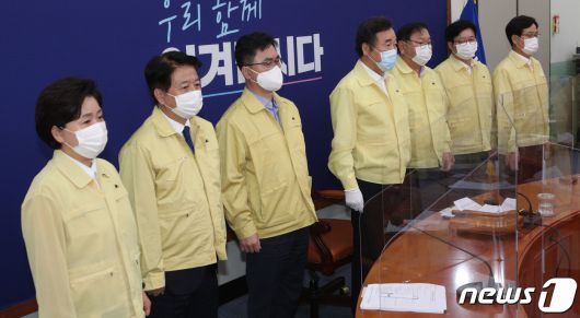 이낙연 더불어민주당 대표가 31일 오후 서울 여의도 국회에서 열린 최고위원회의에서 최고위원들과 기념촬영을 하고 있다. 왼쪽부터 양향자·노웅래·김종민 최고위원, 이 대표, 김태년 원내대표, 염태영·신동근 최고위원. 2020.8.31/뉴스1 © News1 신웅수 기자