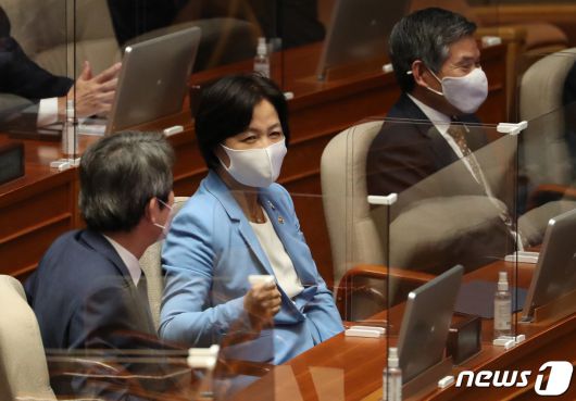 추미애 법무부 장관이 8일 오후 열린 서울 여의도 국회에서 열린 본회의에 참석해 이인영 통일부 장관과 대화를 나누고 있다. 2020.9.8/뉴스1 © News1 이동해 기자