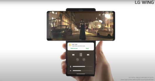 전면 카메라, 영상 구동 버튼 등 화면에 영상 몰입에 방해되는 요소를 제거한 'LG 윙'의 모습 (LG WING Digital Unveiling - 온라인 공개행사 영상 갈무리) 2020.09.15 /뉴스1