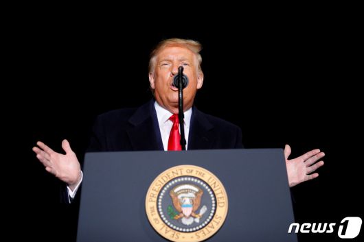 도널드 트럼프 미국 대통령이 17일(현지시간) 위스콘신주 모사이니에 있는 센트럴 위스콘신 공항에서 열린 선거집회서 연설을 하고 있다. © 로이터=뉴스1 © News1 우동명 기자