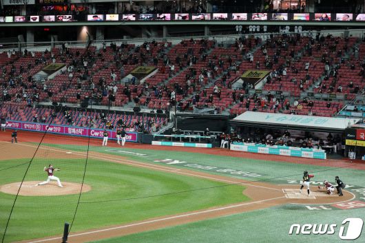 사회적 거리두기가 기존 2단계에서 1단계로 하향 조정되며 프로야구 관중 입장이 재개된 13일 오후 경기도 수원시 장안구 kt위즈파크에서 열린 2020 프로야구 신한은행 SOL KBO리그 kt위즈와 키움 히어로즈의 경기를 찾은 관중들이 응원하고 있다. 2020.10.13/뉴스1 © News1 조태형 기자