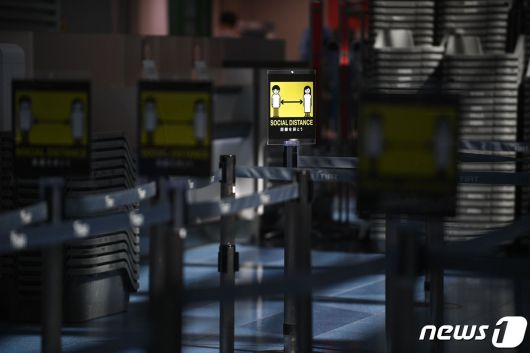 폐쇄된 일본 하네다 국제공항 발권처에 '사회적 거리두기' 표지판이 세워져 있다. © AFP=뉴스1