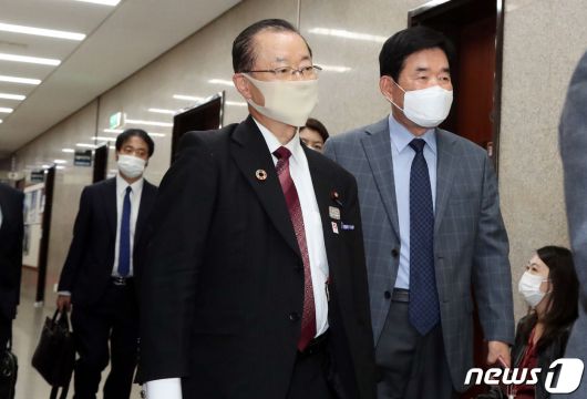 가와무라 다케오 일한의원연맹 간사장이 18일 오후 서울 여의도 국회에서 이낙연 더불어민주당 대표와 비공개 면담을 하기 위해 김진표 의원의 안내를 받아 당대표실로 향하고 있다. 2020.10.18/뉴스1 © News1 신웅수 기자