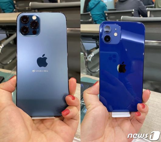 아이폰12와 아이폰12 프로의 블루 색상 비교. 왼쪽은 아이폰12 프로의 퍼시픽 블루 색상이고 오른쪽은 아이폰12의 블루 색상이다. © 뉴스1