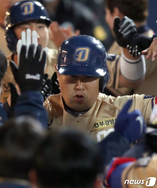 24일 오후 창원NC파크에서 열린 2020 프로야구 신한은행 SOL KBO리그 NC 다이노스와 LG 트윈스의 경기에서 5회말 1사 주자 2루 상황 NC 양의지가 투런 홈런을 치고 덕아웃에서 동료들과 기쁨을 나누고 있다. 2020.10.24/뉴스1 © News1 여주연 기자