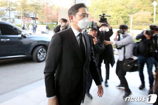 이재용 삼성전자 부회장이 25일 오후 故 이건희 삼성그룹 회장 빈소가 마련된 서울 삼성병원 장례식장에 들어서고 있다. 2020.10.25/뉴스1 © News1 황기선 기자