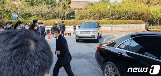 권오현 전 삼성전자 회장이 26일 오전 서울 강남구 삼성서울병원에 마련된 고 이건희 회장의 빈소를 방문하고 있다. 2020.10.26/뉴스1 © 뉴스1 권구용 기자