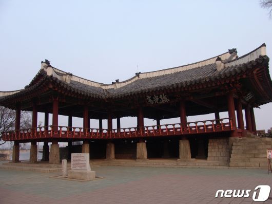 평양성 건설 때 처음 지어졌고, 17세기에 개건된 연광정 전경. (미디어한국학 제공) 2020.10.31.© 뉴스1