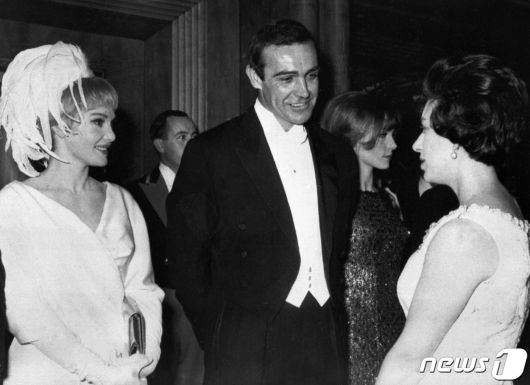 배우 숀 코너리(가운데)가 1965년 2월15일 당시 부인이던 다이안 실렌토(왼쪽)와 함께 마거릿 영국 공주와 인사를 나누고 있다. © AFP=뉴스1