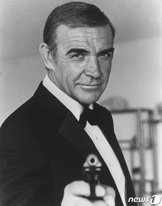 배우 숀 코너리가 1982년 10월22일 영화 '네버세이 네버어게인' 촬영 도중 권총을 손에 쥔 채 포즈를 취하고 있다. © AFP=뉴스1