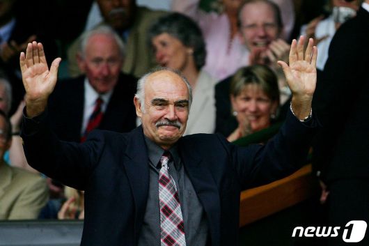 배우 숀 코너리가 2005년 6월25일 영국 런던에서 열린 제119회 윔블던 테니스 선수권대회 귀빈 관람석에서 관중들을 향해 손을 흔들고 있다. © AFP=뉴스1