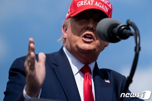 도널드 트럼프 미국 대통령이 29일 (현지시간) 플로리다주 탬파에 있는 레이먼드 제임스 스타디움 주차장에서 열린 선거집회서 유세를 하고 있다. © AFP=뉴스1 © News1 우동명 기자