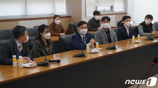 정병선 과학기술정보통신부 제1차관이 지난 4일 서울 관악구 소재 서울대 보건대학원에서 '건강한 연구실'로 선정된 산업환경보건연구실 학생들과 간담회를 갖고 있다. (서울대학교 제공) 2020.11.4/뉴스1