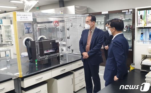 정병선 과학기술정보통신부 제1차관(오른쪽)과 윤충식 서울대학교 보건대학원 산업환경보건연구실 교수(왼쪽)가 지난 4일 서울 관악구 소재 서울대 보건대학원에서 3D 프린터기의 나노물질 발생에 관한 실험 기기를 지켜보고 있다. 2020.11.4/뉴스1 © News1 김승준 기자