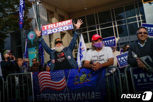 트럼프 대통령 지지자들이 집회를 열고 개표 중단을 요구하고 있다. © 로이터=뉴스1