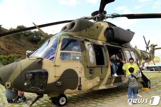 어린이들이 국산 수리온 헬기를 타보고 있다. 2019.10.13/뉴스1 © News1 정우용 기자
