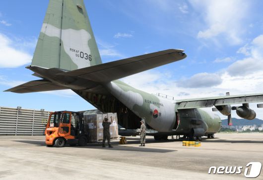 정부는 신종 코로나바이러스 감염증(코로나19)으로 어려움을 겪는 해외 국가에 군 수송기편으로 마스크를 지원했다.  국방부와 외교부에 따르면 공군 C-130 수송기는 KF94 마스크 40만장을 싣고 필리핀과 동티모르로 향한다.. 사진은 마스크 긴급공수지원 화물적재 모습. (외교부·국방부 제공) 2020.7.16/뉴스1