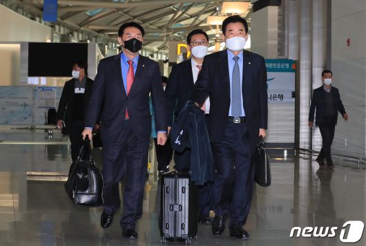 김진표 의원을 비롯한 한일의원연맹 소속 의원들이 스가 요시히데(菅義偉) 일본 총리를 만나기 위해 12일 오전 인천국제공항을 통해 출국하고 있다. 더불어민주당 김진표(회장)·김한정·윤호중·전혜숙 의원과 국민의힘 이채익·김석기·성일종 의원 등 총 7명의 여야 의원들은 집권 자민당의 니카이 도시히로(二階俊博) 간사장 회담을 시작으로 13일 오후 스가 총리 등을 만난 뒤 14일 오후 귀국한다. 2020.11.12/뉴스1 © News1 구윤성 기자