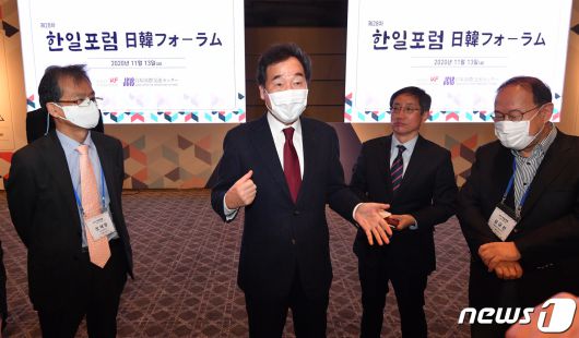 이낙연 더불어민주당 대표가 13일 오전 서울 용산구 그랜드 하얏트 호텔에서 열린 제28차 한일포럼에 참석해 기조연설을 마친 뒤 참석자들과 이야기를 나누고 있다. 2020.11.13/뉴스1 © News1 국회사진취재단
