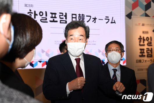 이낙연 더불어민주당 대표가 13일 오전 서울 용산구 그랜드 하얏트 호텔에서 열린 제28차 한일포럼에 참석해 기조연설을 마친 뒤 참석자들과 이야기를 나누고 있다. 2020.11.13/뉴스1 © News1 국회사진취재단