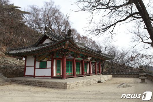 고구려시기에 창건된 것으로 추정되는 영명사의 말사인 법운암 본전과 5층석탑. (미디어한국학 제공) 2020.11.14.© 뉴스1
