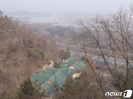 모란봉에서 내려다 본 흥부초대소와 부벽루. 1970년대에 영명사 자리에 국빈을 위한 숙소인 흥부초대소가 들어서면서 일반인의 출입이 제한되고 있다. (미디어한국학 제공) 2020.11.14.© 뉴스1