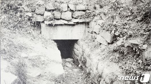 일제강점기 때 촬영된 기린굴(麒麟窟) 입구 모습. 영명사 옆에 있었으며 고구려의 시조인 동명성왕이 기린을 길들였다는 설화가 전해진다. 2011년 북한은 기린굴의 위치를 확인했다고 발표했다. (미디어한국학 제공) 2020.11.14.© 뉴스1