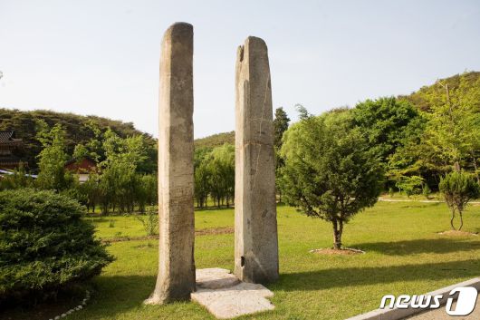 광법사 경내로 옮겨진 고구려 때 사찰인 중흥사의 당간지주의 모습. 우리나라에서 가장 오래된 당간지주로 알려져 있다. (미디어한국학 제공) 2020.11.14.© 뉴스1