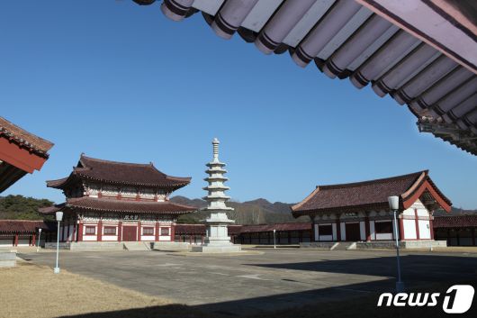 1974년 북한이 복원한 정릉사 보광전과 용화전, 8각7층탑의 모습. (미디어한국학 제공) 2020.11.14.© 뉴스1