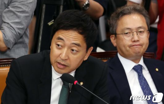 2019년 9월 6일 당시 금태섭 더불어민주당 의원이 서울 여의도 국회에서 열린 국회 법사위 조국 법무부 장관 후보자 인사청문회에서 후보자에게 날선 질문을 하고 있다. 이 모습을 민주당 청문회 간사인 송기헌 의원이 굳은 표정으로 지켜보고 있다.  © News1