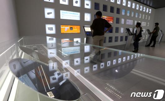 삼성전자가 '반도체 비전 2030'을 발표, 2030년까지 시스템 반도체 분야 연구개발 및 생산시설 확충에 133조원을 투자하고, 전문인력 1만 5000명을 채용한다고 밝혔다. 2019.4.24/뉴스1 © News1 안은나 기자