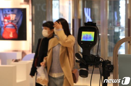 서울 중구 롯데백화점 본점에서 마스크를 착용한 시민들이 열화상카메라를 통과하고 있다. /자료사진 © News1 김유승 기자