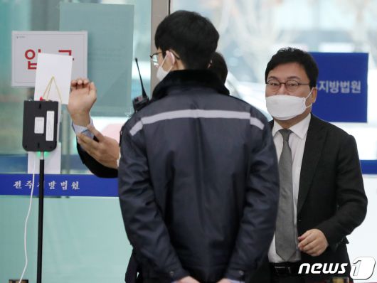 이상직 의원이 27일 전북 전주시 전주지방법원에서 열린 공직선거법 위반 등 처벌에 관한 법률 위반 공판에 출석하고 있다. 2020.11.27/뉴스1 © News1 유경석 기자