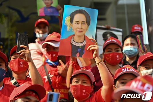 2021년 2월1일(현지시간) 태국 거주 미얀마인들이 방콕의 미얀마 대사관 앞에서 구금된 아웅산 수치 국가 고문의 사진을 들고 군부 쿠데타에 항의하는 시위를 벌이고 있다. © AFP=뉴스1 © News1 우동명 기자