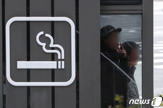 서울 시내에서 흡연하는 시민들. 2020.11.20/뉴스1 © News1 성동훈 기자