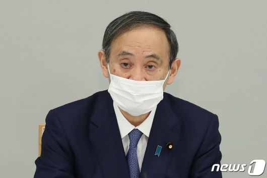 스가 요시히데 일본 총리가 2월14일 (현지시간) 후쿠시마에서 진도 7.3의 강진이 발생 소식에 도쿄 총리관저서 관계 장관회의를 주재하고 있다. © AFP=뉴스1 © News1 우동명 기자