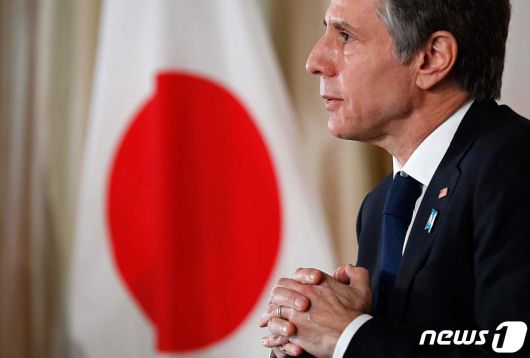 토니 블링컨 미국 국무장관이 지난달 16일 일본 도쿄 주재 대사관저에서 대사관 직원들과 화상 간담회를 하고 있다. 상의 왼쪽 옷깃에 성조기 배지 아래로 납북 일본인 문제 해결을 기원하는 의미의 '블루리본' 배지가 꽂혀 있다. © AFP=뉴스1