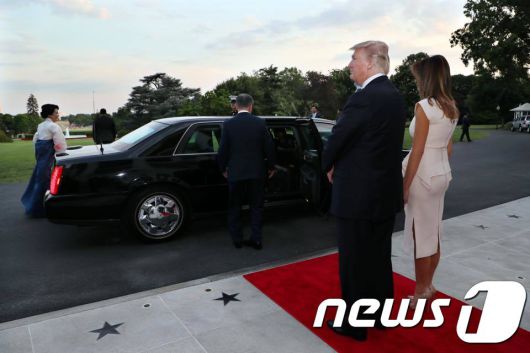 2017년 도널드 트럼프 미국 대통령과 부인 멜라니 트럼프 여사가 미국 워싱턴 백악관에서 문재인 대통령과 부인 김정숙 여사를 배웅하고 있다.(청와대) 2017.6.30/뉴스1 © News1 이광호 기자