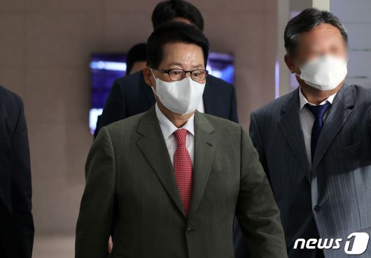 박지원 국가정보원장이 일본 도쿄에서 열린 한미일 정보기관장 회의 참석 뒤 13일 오후 인천국제공항을 통해 귀국하고 있다. 2021.5.13/뉴스1 © News1 이승배 기자