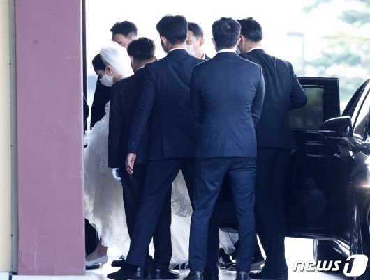 아모레퍼시픽 서경배 회장의 맏딸 민정씨가 19일 오후 서울 중구 신라호텔 영빈관 앞에서 홍석준 보광창업투자 회장의 장남 정환씨와의 결혼식을 위해 발걸음을 옮기고 있다. 2020.10.19/뉴스1 © News1 황기선 기자