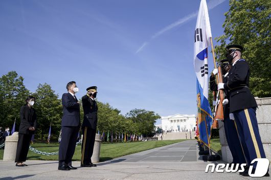 한미정상회담을 위해 미국 워싱턴을 방문중인 문재인 대통령이 20일(현지시간) 워싱턴DC 인근 알링턴 국립묘지를 찾아 참배에 앞서 국기에 경례를 하고 있다.(청와대 제공) 2021.5.21/뉴스1