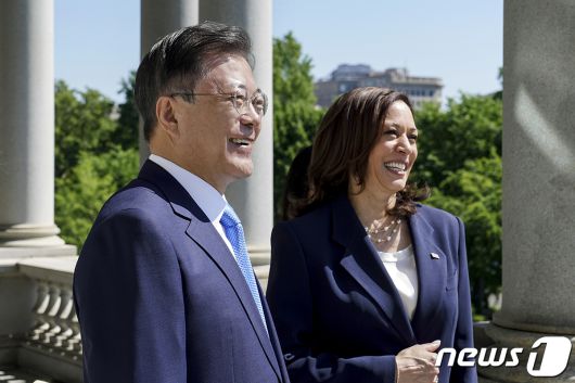 문재인 대통령이 21일(현지시간) 조 바이든 대통령과의 한미정상회담에 앞서 백악관에서 카멀라 해리스 미국 부통령을 접견하고 있다.(청와대 제공) 2021.5.22/뉴스1