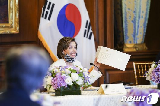 낸시 펠로시 미국 연방하원의회 의장이 20일 오후(현지시간) 미국 워싱턴 국회의사당에서 가진 문재인 대통령과의 간담회에서 문 대통령 내외가 연초에 보낸 연하장을 들어 보이고 있다.(청와대 제공) 2021.5.21/뉴스1