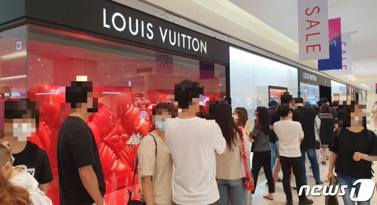 롯데백화점 인천터미널점 루이비통 매장 앞에 소비자들이 줄지어 서 있다.© 뉴스1 최동현 기자