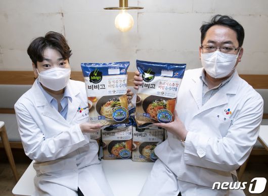 이희민 CJ식품연구소 연구원과 최종택 부장(오른쪽)이 1일 오후 서울 중구 CJ제일제당센터에서 뉴스1과 인터뷰를 앞두고 포즈를 취하고 있다. 2021.6.1/뉴스1 © News1 김진환 기자