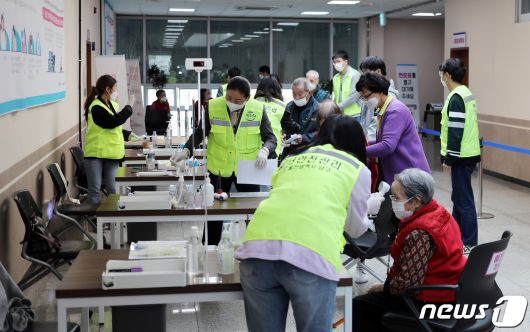 만 75세 이상 고령층에 대한 신종 코로나바이러스 감염증(코로나19) 화이자 백신 접종이 시작된 1일 오전 울산 동천체육관에 마련된 중구 코로나19 예방접종센터에서 한 어르신이 백신을 접종 받고 있다. 2021.4.1/뉴스1 © News1 윤일지 기자