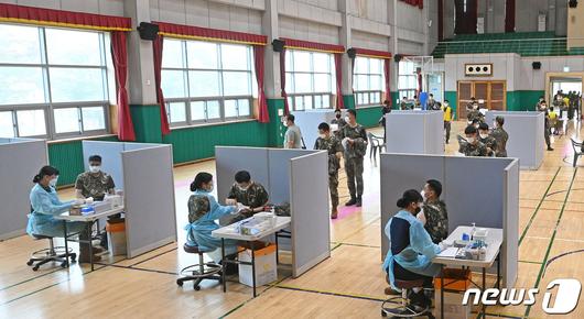 30세 미만 장병 코로나19 백신 접종. 2021.6.24/뉴스1 © News1 국회사진취재단