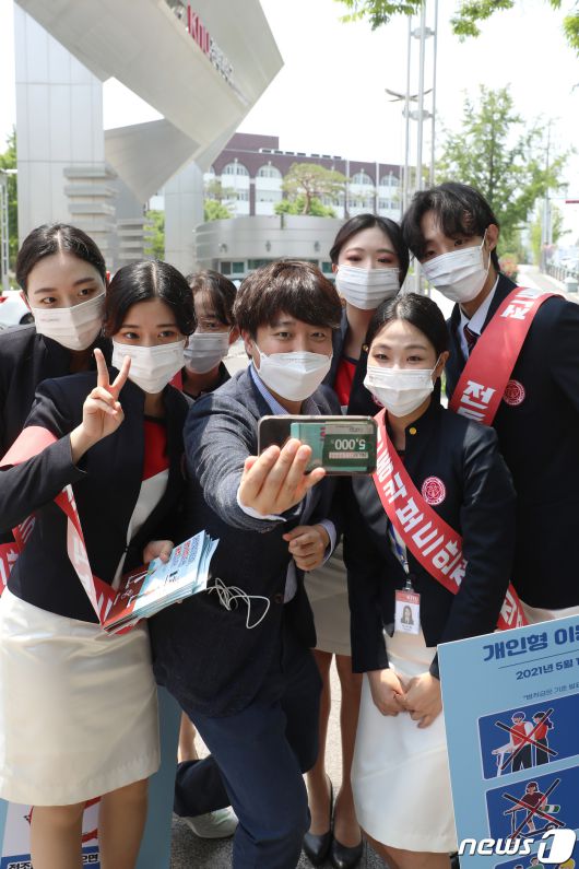 국민의힘 당 대표 출마를 선언한 이준석 전 최고위원이 24일 오후 대구 북구 경북대학교 북문 앞에서 대학생들과 인사 나누며 기념사진을 찍고 있다. 2021.5.24/뉴스1 © News1 공정식 기자